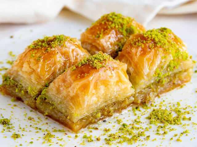 <p><span style="color:#FF0000"><strong>6- Kokusuna Dikkat Edin:</strong></span></p>
<p> </p>
<p> </p>
<p><strong>- Gerçek baklava:</strong> Tereyağı ve fıstık kokusu hissedilir.</p>
<p><strong>- Sahte baklava:</strong> Kalitesiz yağ veya aroma kullanıldığı için bu kokuları barındırmaz.</p>