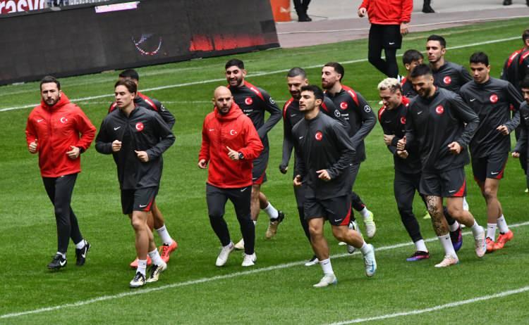 <p>Maçın ardından tecrübeli teknik adam, "Futbolcularımızla ne kadar gurur duysak azdır. Özel bir takımımız var. Çok önemli bir hedefe ulaştık" ifadelerini kullandı.</p>