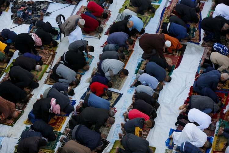 <p>İsrail'in abluka ve saldırıları altındaki Gazze Şeridi'nde Ramazan Bayramı buruk geçiyor. Filistinliler, Ramazan Bayramı namazını Deyr Belah kentinde, İsrail saldırıları sonucu yıkılan Yafa Ulu Camii’nin enkazı arasında eda etti.</p>

<p> </p>

