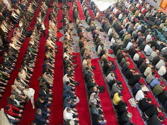 <p><span style="color:#B22222"><strong>ŞANLIURFA</strong></span></p>
<p>Şanlıurfa'da Kadir Gecesi dolayısıyla program düzenlendi. Balıklıgöl Yerleşkesinde bulunan Dergah Camisi'ne gelen vatandaşlar namaz kıldı, dua etti.</p>
<p> </p>