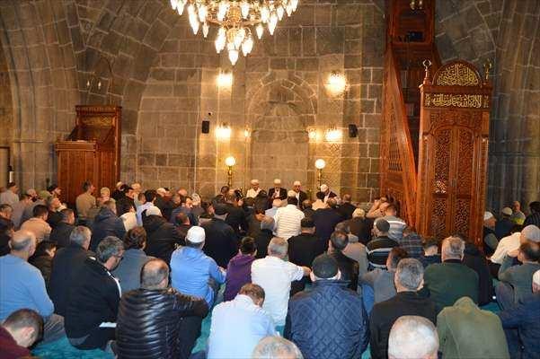 <p><span style="color:#B22222"><strong>ERZURUM</strong></span></p>
<p>Erzurum'da tarihi Ulu Cami'de Kadir Gecesi dolayısıyla program düzenlendi.</p>
<p> </p>