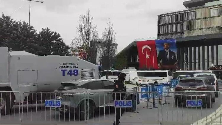 <p><span style="color:rgb(0, 0, 0)">Cevdet Ertürkmen sabah saatlerinde Şişli Belediyesi'ne geldi. </span></p>