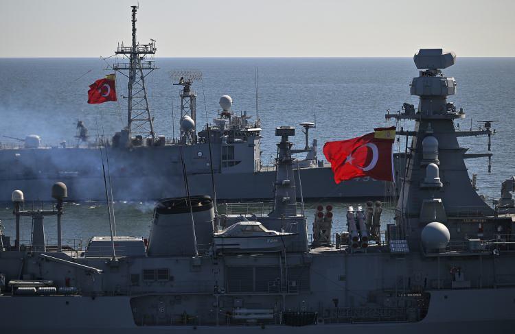 <p><span style="color:rgb(67, 67, 67)">Türk Amfibi Görev Kuvveti Komutanı Tümamiral Nihat Baran, düzenlenen basın toplantısında yaptığı konuşmada, tatbikat kapsamında Türkiye'nin ilk kez </span>NATO<span style="color:rgb(67, 67, 67)"> Amfibi Görev Kuvvetinin komutasını alacağını ve 1 yıl boyunca bunu üstleneceğini söyledi.</span></p>