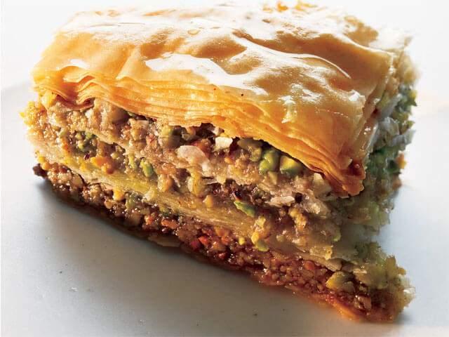 <p><span style="color:#FF0000"><strong>4- Ağızda Dağılımına Bakın:</strong></span></p>

<p> </p>

<p> </p>

<p><strong>- Gerçek baklava:</strong> Isırıldığında çıtır bir ses çıkarır ve ağızda dağılır.</p>

<p><strong>- Sahte baklava:</strong> Sakız gibi uzayabilir veya dişe yapışabilir. Hamurunda nişasta oranı fazla olur.</p>
