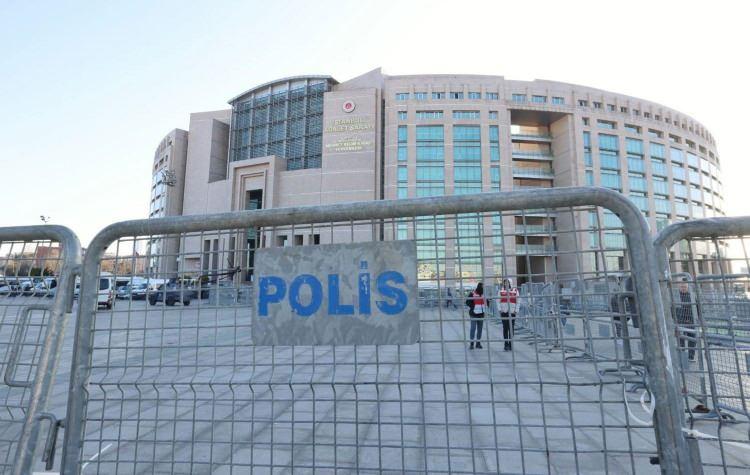 <p>Kararda, MASAK raporları, tanık beyanları, HTS incelemeleri, ihale dosyalarında yapılan ön incelemeler ve vergi inceleme uzman raporu neticesinde, şüpheli İmamoğlu'nun Beylikdüzü Belediye Başkanlığı döneminden beri yanında bulunan ve kendisine tabi kişileri, İBB Başkanı olduktan sonra belediyenin birimlerinin ve iştiraklerinin başına getirdiği belirtilen kararda, "Birçok belediye iştirakinde usulsüz ihaleler, doğrudan temin veya hizmet alımı nitelikli işler üzerinden "ihaleye fesat karıştırma", "nitelikli dolandırıcılık", "kişisel verileri hukuka aykırı ele geçirme", "rüşvet" ve "irtikap" eylemlerini örgütlü bir şekilde işledikleri" tespitine yer verildi.</p>