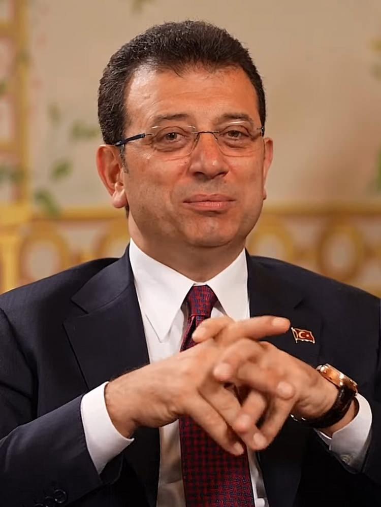 <p><span style="color:#B22222"><strong>DELİLLERİ KARARTTI:</strong></span></p>
<p>Soruşturma dosyasında önemli tespitler de yer aldı. Buna göre örgüt lideri İmamoğlu, şahsi cep telefonu yerine danışmanına ait ve İBB üzerine kayıtlı bir telefonu polise teslim etti. İmamoğlu'nun bu tavrı polisin bilgilere ulaşmasını ve delilleri karatması olarak değerlendirildi.</p>
<p> </p>