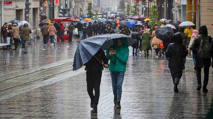 <p><em><strong>Hava sıcaklığı 24 dereceye kadar çıkıyor; ama hafta sonunda azalmasını bekliyoruz. İzmir'de cuma günü sağanak ve gök gürültülü sağanak yağışın etkili olmasını bekliyoruz. İzmir'de çarşamba, perşembe 27 dereceye kadar çıkıyor. Hafta sonunda 22 derece civarında olacak. Ankara'da yağış beklentimiz yok, cuma dahil olmak üzere. Hafta sonunda Ankara'da da hafif yağmur geçişleri bekliyoruz. Hava sıcaklığı 25-26 derecelerden 21-22 dereceye kadar azalacak. Dolayısıyla hafta sonunda hava sıcaklıklarının iç ve batı kesimlerde mevsim normalleri civarına düşeceğini tahmin ediyoruz"</strong></em> dedi.</p>
<p> </p>