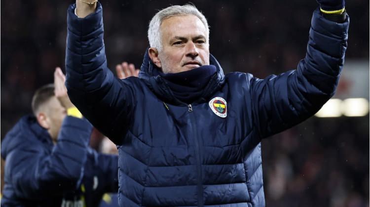 <p>İtalyan basınında çıkan haberlere göre Potekizli teknik adam, Ranieri ile yollarını ayırmayı planlayan eski takımı Roma'nın hoca adayları arasında gösterildi.</p>
