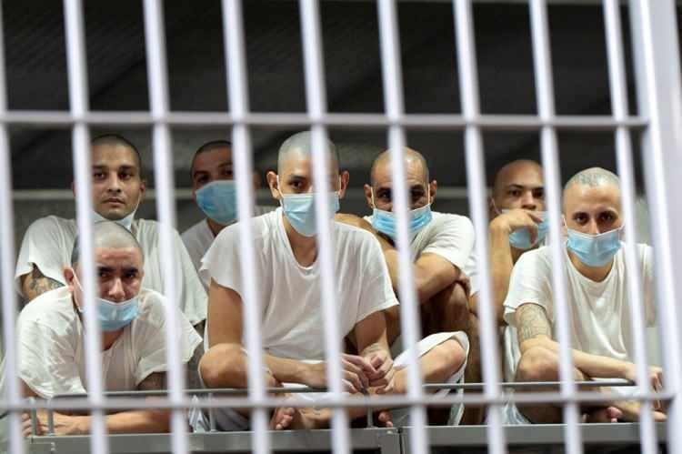 <p>Haberde, hapishanenin 40 bin mahkumu barındırabilecek kapasitede olduğu ancak aşırı kalabalık ve kötü yaşam koşulları nedeniyle uluslararası insan hakları örgütlerinin eleştirilerine maruz kaldığı belirtildi.</p>