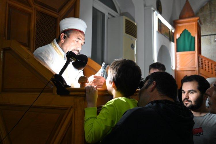 <p>Osmaniye'nin Kadirli ilçesinde Kadir Gecesi dolayısıyla camilerde program düzenlendi.</p>
<p>Merkez Hamidiye Camisi'nde düzenlenen programda Sakal-ı Şerif ziyarete açıldı</p>
<p> </p>