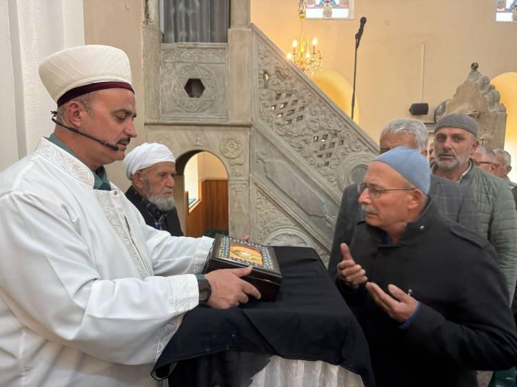 <p>Aydın'ın Söke ilçesinde Kadir Gecesi dolayısıyla Koca Camisi'nde ziyarete açılan Sakal-ı Şerif'i görmek isteyen vatandaşlar yoğun ilgi gösterdi.</p>
<p> </p>