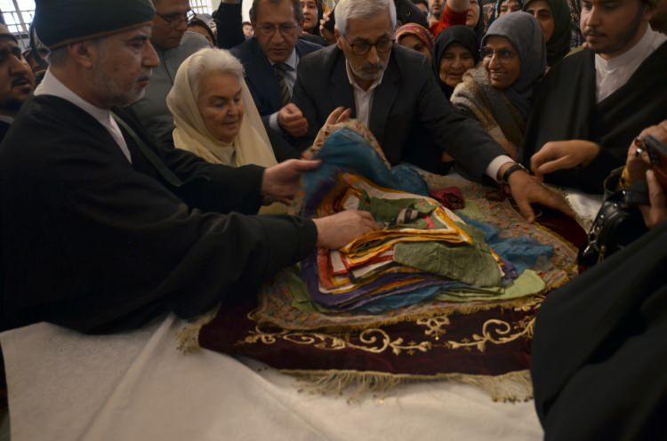 <p>Konya'da Mevlana Müzesi'ne, Kadir Gecesi dolayısıyla Sakal-ı Şerif getirildi.</p>
<p> </p>