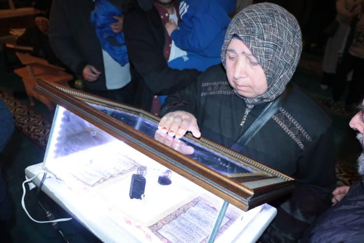 <p>Yozgat'ta Kadir Gecesi dolayısıyla tarihi Çapanoğlu Büyük Camisi'nde Sakal-ı Şerif ziyarete açıldı.</p>
<p> </p>
