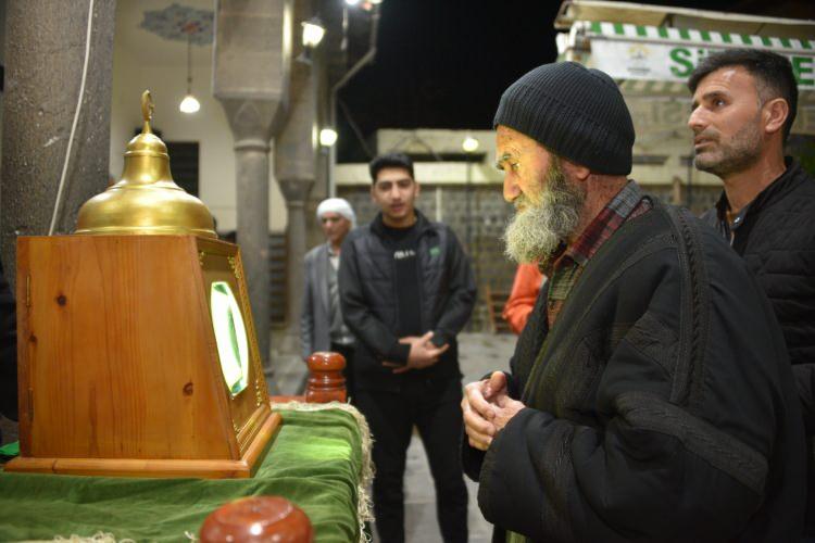 <p>Şanlıurfa'nın Siverek ilçesinde, ramazan dolayısıyla Sakal-ı Şerif ziyarete açıldı.</p>
<p>Ulu Cami'de sahur vakti sandukasından çıkarılan Sakal-ı Şerif, dua ve salavatlar eşliğinde ziyaret alanına getirildi. Vatandaşlar, cam fanustaki Sakal-ı Şerif'i görmek için sıraya girdi. Sakal-ı Şerif'in önünden geçen vatandaşlar, salavat getirip dua etti.</p>