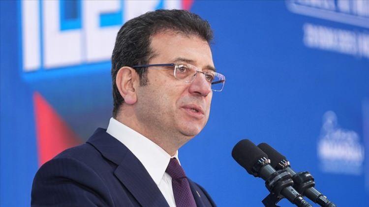 <p><strong><span style="color:rgb(178, 34, 34)">“KİMSE GÜVENDE DEĞİL”</span></strong></p>
<p><strong>Ekrem İmamoğlu, Türkiye'yi şikayet ettiği yazısında özetle şunları söyledi:</strong></p>
<p><em><strong>Yıllardır Sayın Erdoğan’ın yönetimi, demokratik denge ve denetleme mekanizmalarını aşındırarak medyayı susturdu, seçilmiş belediye başkanlarını bürokratlarla değiştirdi, yasama organını etkisiz hale getirdi, yargıyı kontrol altına aldı ve seçimleri manipüle etti. Son aylarda protestocuların ve gazetecilerin kitlesel olarak tutuklanması, ürkütücü bir mesaj verdi: Kimse güvende değil. Oylar iptal edilebilir, özgürlükler bir anda ellerinden alınabilir. Sayın Erdoğan yönetiminde, cumhuriyet bir korku cumhuriyetine dönüştü.</strong></em></p>
<p><em><strong>Bu, sadece demokrasinin yavaş yavaş erozyona uğraması değil. Bu, kasıtlı olarak cumhuriyetimizin kurumsal temellerinin yıkılmasıdır. Gözaltına alınmam, Türkiye’nin otoriterleşmeye ve keyfi gücün kullanımına doğru kayışında yeni bir aşamayı işaret etti. Uzun bir demokratik geleneğe sahip bir ülke, artık geri dönüşü olmayan bir noktaya ulaşma riskiyle karşı karşıya.</strong></em></p>
