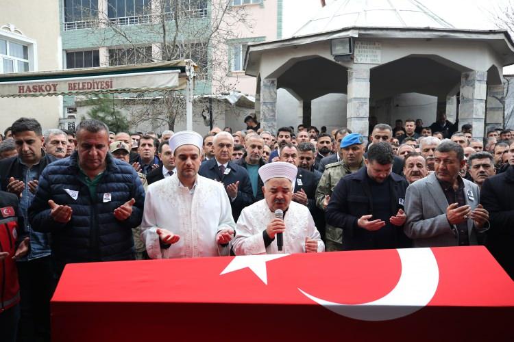 <p>Törene, Garnizon Komutanı Albay Ali Osman Sağlam, İl Jandarma Komutanı Albay Yılmaz Kırgel, İl Emniyet Müdürü Serkan Karaman, Hasköy Kaymakamı İsmail Güney, AK Parti İl Başkanı Melik Emre ve vatandaşlar katıldı</p>
<p> </p>