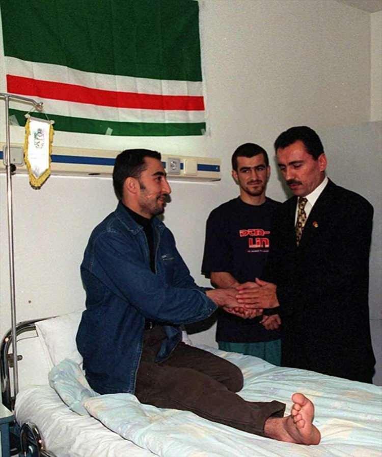 <p>D&ouml;nemin BBP Genel Başkanı Yazıcıoğlu, 6 Kasım 1999'da Rusya'nın &Ccedil;e&ccedil;enistan katliamında yaralanan sivilleri ziyaret etmişti. (Arşiv)</p>

<p>&nbsp;</p>
