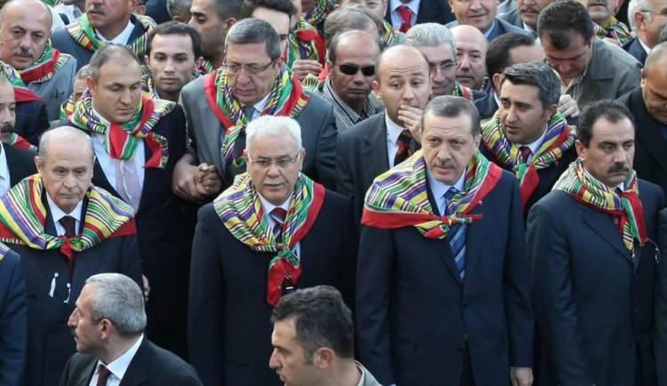 <p><span style="color:inherit">D&ouml;nemin Başbakanı Recep Tayyip Erdoğan (sağ 2), BBP Genel Başkanı ve Sivas Milletvekili Muhsin Yazıcıoğlu (sağda), MHP Genel Başkanı Devlet Bah&ccedil;eli, 9 Eyl&uuml;l 2007'de d&uuml;zenlenen 726. Ertuğrul Gazi'yi Anma ve S&ouml;ğ&uuml;t Şenlikleri'nde d&uuml;zenlenen kortejde y&uuml;r&uuml;rken g&ouml;r&uuml;lm&uuml;şt&uuml;. (Arşiv)</span></p>

<p>&nbsp;</p>
