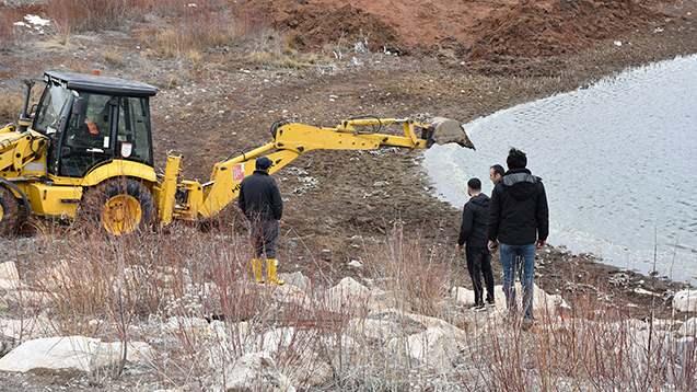 <p>Kokmaya başlayan balıklar ekiplerinin incelemesinin ardından çevreye zarar vermemesi için iş makinesi ile çukur kazılarak toprağa gömüldü. </p>