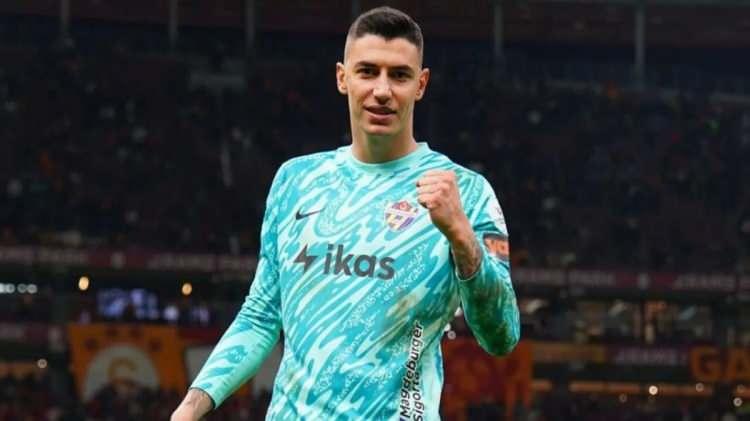 <p>* Berke Özer | 24 yaş | Eyüpspor<br />
<br />
* 5 Milyon Euro<br />
<br />
<br />
*** Berke Özer'in ismi Galatasaray, Fenerbahçe gibi takımlar ile ciddi şekilde anılıyor.</p>
