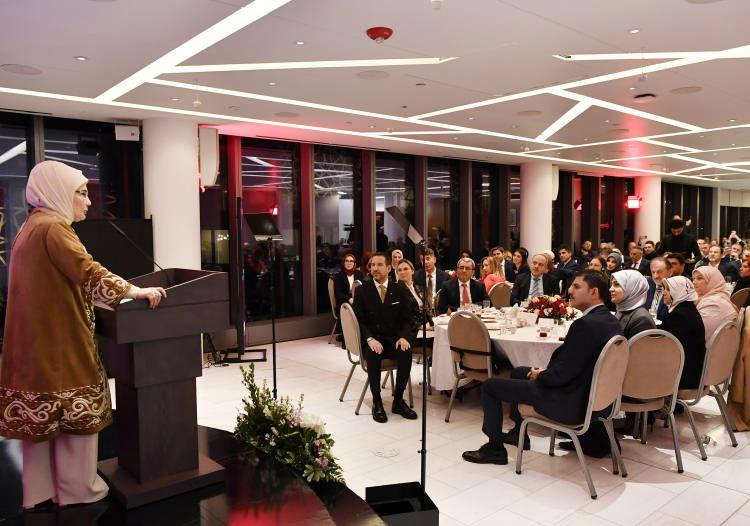 <p><span style="color:#B22222"><strong>"NE KADAR UZAK OLURSAK OLALIM, VATAN SEVGİSİ BİZİ BİRBİRİMİZE YAKIN KILAR"</strong></span></p>

<p>Emine Erdoğan, Türk-Amerikan toplumunun binlerce kilometre uzakta özverili çalışmalarla Türkiye'yi temsil ettiğine, milli kimliklerini ve tarihsel şuuru yeni nesillere aktararak koruduklarına işaret ederek sözlerini şu şekilde sürdürdü:</p>

<p>"Türk-Amerikan Toplumu ve Amerikalı dostlarımız olarak, 6 Şubat depremi sonrasında devletimiz ve halkımızla, üstün bir dayanışma sergilediniz. Asrın felaketinde, asrın dayanışmasının önemli paydaşları oldunuz. Ne kadar uzak olursak olalım, vatan sevgisi bizi birbirimize yakın kılar. Kalplerimizi, vatan toprağı yapar. Sizlerin kalbindeki Türkiye aşkını biliyor ve iyi günde, kötü günde, her daim verdiğiniz güçlü destek için her birinize teşekkür ediyorum."</p>

<p>Filistin’de yapılan katliamları insanın yüreğinin kaldırmadığını kaydeden Emine Erdoğan, daha birkaç gün önce Gazze’ye sahur vaktinde düzenlenen saldırıda, çoğu çocuk yüzlerce kişinin hayatını kaybettiğini hatırlattı.</p>
