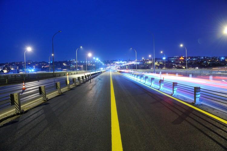 <p>Taşıma yetkisine aykırı olarak yabancı plakalı taşıtların Türkiye sınırları dahilinde iki nokta arasında taşıma yapmaları veya yabancı plakalı taşıtların, uluslararası ikili ve çok taraflı kara yolu taşıma anlaşmalarına veya protokollerine uymamaları, taşıma yetkisi, özel izin belgesi veya bakanlıktan alınmış izni olmadan taşıma yapmaları, almış oldukları yetki, belge veya izne uygun faaliyette bulunmamaları, eksik, yanlış, yanıltıcı veya usulsüz belge kullanarak taşıma yapmaları halinde, taşıt sahibine veya şoförüne 5 bin liradan 500 bin liraya kadar ceza verilecek.</p>
<p> </p>