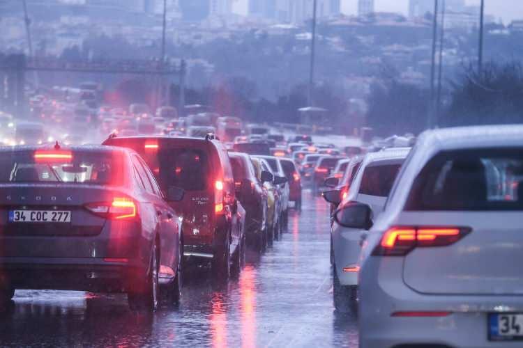 <p>Ayrıca mesleki yeterlilik belgesine sahip olmadan taşıt kullanan şoförler hakkında 3 bin 500 liradan 35 bin liraya kadar, işletmecisi hakkında ise 8 bin 500 liradan 85 bin liraya kadar idari cezasına hükmedilecek.</p>
<p> </p>
<p>Belirlenen yetkililere denetim için gereken bilgi veya belgeleri ibraz etmeyenlere, 3 bin liradan 30 bin liraya kadar idari para cezası kesilecek.</p>
<p> </p>
<p>Mesleki yeterlilik belgesi bulunmadan faaliyet gösterdiği gerekçesiyle idari para cezasına çarptırılan işletmeciler hakkında 3 ay geçmeden, aynı kabahatten dolayı ikinci kez ceza verilemeyecek.</p>