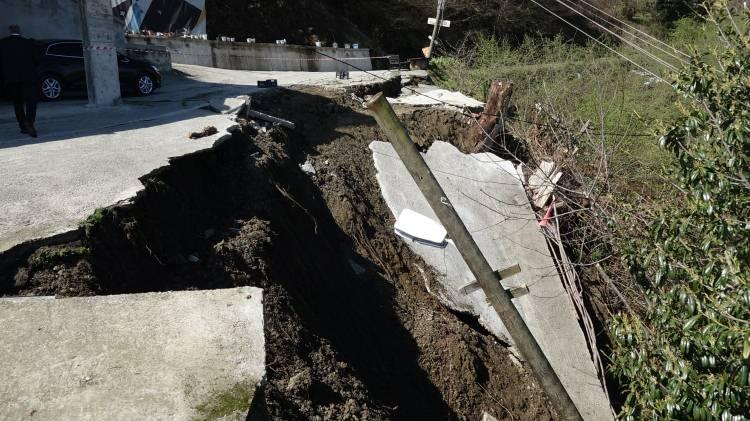 <p><span style="color:#A52A2A"><strong>BETON YOL ÇÖKTÜ </strong></span></p>
<p>Mahallede Seyis ailesine ait 5 katlı apartmana önünde bulunan beton yol, heyelanla çöktü. </p>