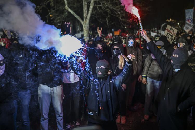 <p>Üniversite öğrencilerinin olaylara dahil edilerek, yaşananları daha da büyütmeyi amaçlayan sol marjinal terör grupları ise gizlendikleri maskeler ardında üniversite gruplarında öğrencileri örgütlemeyi sürdürüyor. Başta terör örgütü MLKP, TKP, TKEP/L, TİKB/B, TKİP, DSİH olmak üzere terör grupları ile bunlarla ilintili ve iltisaklı öğrenci kulüpleri üyeleri ve yöneticileri, gençleri eylem tuzaklarına çekmek için büyük çaba sarf ediyor. </p>