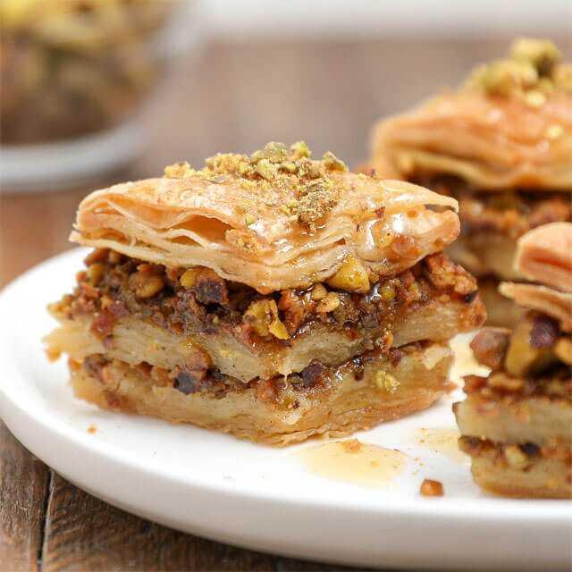 <p><span style="color:#FF0000"><strong>3- Katmanları İnceleyin:</strong></span></p>

<p> </p>

<p> </p>

<p><strong>- Gerçek baklava:</strong> İncecik açılmış yufkalardan oluşur ve çatal batırıldığında kat kat açılır.</p>

<p>- <strong>Sahte baklava:</strong> Katmanları kalın ve azdır. Hamurun kalitesiz olduğunu gösterir.</p>
