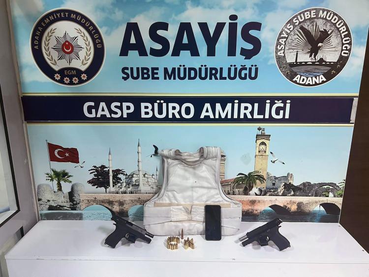 <p><strong><span style="color:rgb(178, 34, 34)">İSİM SÖYLEMEDİĞİ İÇİN KURŞUNLAMIŞLAR</span></strong></p>

<p>Gözaltına alınıp, Gasp Büro Amirliği’ne götürülen şüphelilerin bir süre önce katıldıkları bir düğünde ‘halay başı’ anlaşmazlığı nedeniyle kavgaya karıştığı belirlendi. Ahmet B. ve Can Ç.’nin, kavga ettikleri kişilerin isimlerini söylemediği için Adem A.’ya husumet güttüğü, evini bulduktan sonra da kurşunladıkları ortaya çıktı. Sorguya alınan şüpheliler, <strong>“O bölgeden geçtik ancak eve ateş etmedik. Üzerimizde tabanca olduğu için polisten kaçtık” </strong>dedi.</p>

<p>İşlemlerinin ardından adliyeye sevk edilen Can Ç. ile Ahmet B., çıkarıldıkları mahkemede tutuklandı. </p>
