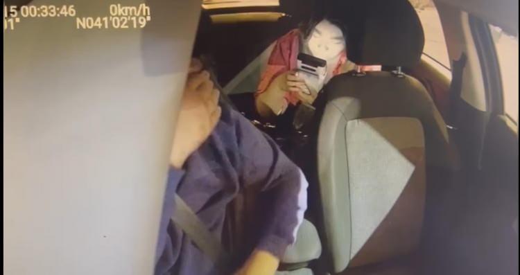 <p>Taksi şoförü ardından kadını kaldığı otelin önüne getirdi. İddiaya göre taksi şöförü kadın turistin kredi kartını zorla alarak 7 kez toplamda 58 bin 275 lira para çekti. </p>
