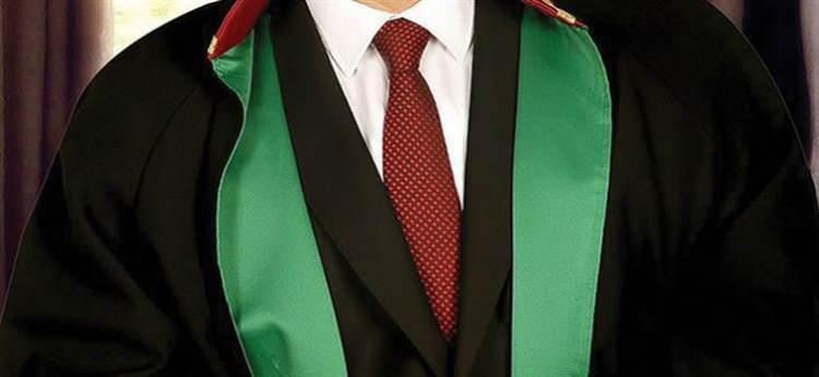 <p><span style="color:#B22222"><strong>1. Avukatlar </strong></span></p>

<p> </p>

<p>Uzmanlara göre, avukatlık yapay zekaya en dayanıklı meslek.  Uzmanlara göre bunun sebebi de insanın karar alma ve muhakeme yeteneğinin olması.  Hukuki belgeleri analiz edip yorumlama gerekliliği nedeniyle bu mesleği yapay zeka tarından yapamayacağı belirtiliyor.</p>
