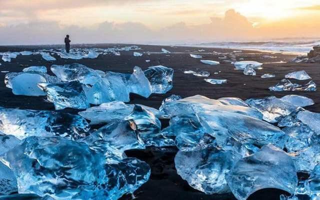 <p><strong>7. DIAMOND BEACH (İZLANDA)</strong></p>
<p>Buzdağlarının kıyı şeridi boyunca buzul lagününden gelen kristal taşlar mücevher gibi sahile dağılmış haldedir.</p>