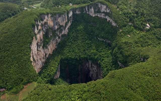 <p>Dünyanın en derin çukuru olan bu çukur, 626 metre uzunluğunda, 537 metre genişliğinde ve yaklaşık 600 metre derinliktedir.</p>