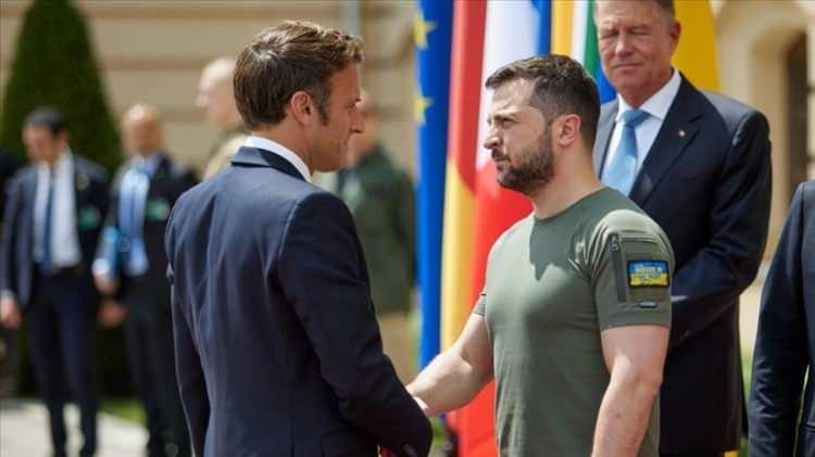 <p>Macron, Zelenskiy ile birlikte, Avrupa'nın üç yılı aşkın süredir devam eden savaşta bir ateşkes anlaşması sağlandığında Ukrayna'ya ne gibi güvenlik garantileri sunabileceğini kararlaştırmak üzere bugün Avrupalı liderleri ağırlayacak.</p>
