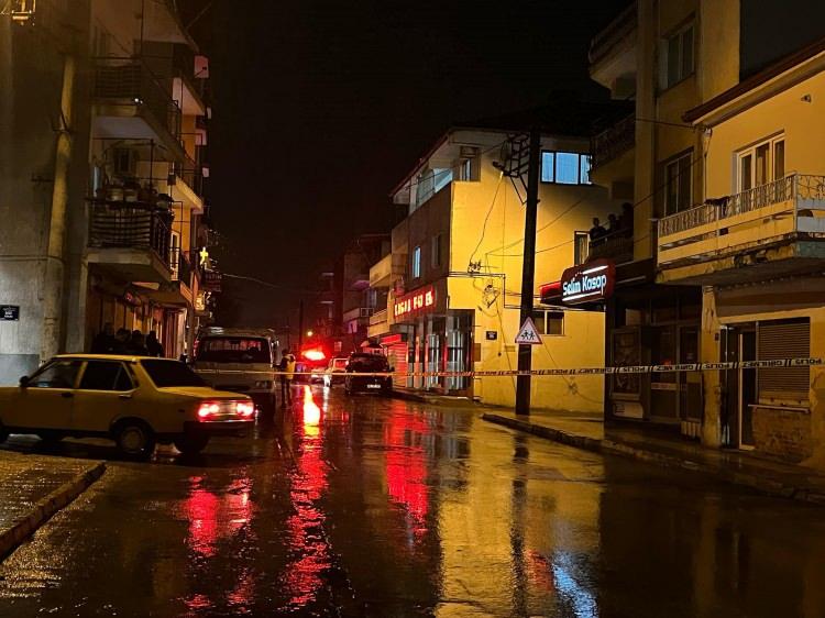 <p>Yine Efeler'de 6 katlı bir apartmanın çatısındaki güneş enerji sistemi otomobilin üzerine düştü, yol kenarındaki ağaç da 2 otomobilin üzerine devrildi.</p>
<p> </p>