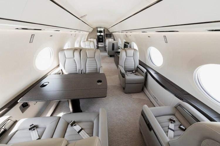 <p><strong>Gulfstream G700:</strong></p>
<p><strong>Liste Fiyatı:</strong> 79 milyon dolar</p>
<p><strong>Uzunluk:</strong> 33,48 metre</p>
<p><strong>Yükseklik:</strong> 7,75 metre</p>
<p><strong>Kabin Uzunluğu:</strong> 17,35 metre</p>
<p><strong>Kabin Genişliği:</strong> 2,49 metre</p>
<p><strong>Kabin Yüksekliği:</strong> 1,91 metre</p>
<p><strong>Yolcu Kapasitesi:</strong> 19 kişi</p>
<p><strong>Uyuma Kapasitesi:</strong> 13 kişi</p>
<p><strong>Bagaj Hacmi:</strong> 5,52 metreküp</p>
<p><strong>Maksimum Hız:</strong> 956 km/s (Mach 0.90)</p>
<p><strong>Maksimum Menzil:</strong> 13.890 kilometre</p>
<p><strong>Motor:</strong> 2 adet Rolls-Royce Pearl 700</p>
<p> </p>
<p>Fotoğraf: Gulfstream G700 (iç dizayn) </p>