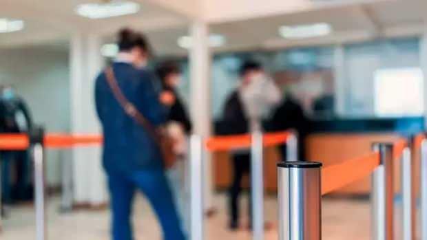 <p> Özellikle yaşlı neslin bu değişime adapte olması için desteklenmesi gerekiyor. Bugün bile birçok yaşlı vatandaş, maaşlarını almak için banka kuyruklarında bekliyor. Oysa dijital sistemlere uyum sağlayamazlarsa, gelecekte büyük zorluklarla karşılaşabilirler.</p>

<p> </p>
