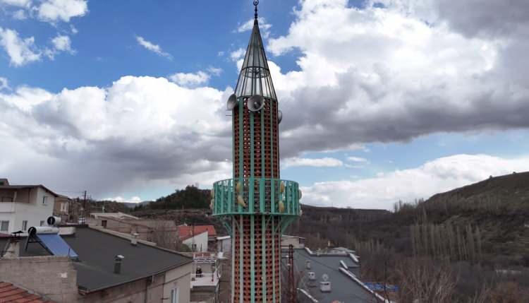 <p>İlk yapılan minarelerin bir süre sonra yıkılması veya zarar görmesinin ardından yenilenen minarelerde taş işçiliğinin yerine metal, demir, tuğla ve cam kullanıldı. </p>