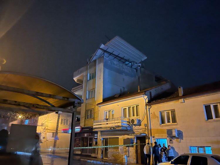 <p>Devrilen ağaçlar, belediye ekipleri tarafından gece boyunca kesilerek, bulundukları yerden kaldırdı.</p>
