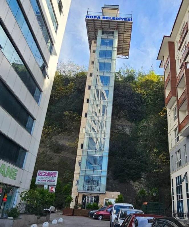 <p>Asansör sistemi ilçeye gelen turistlerin de odağı olurken, dik merdivenlerle de ayrı ulaşımın sağlandığı bölgedeki konutlar zamanla değer kazandı. </p>