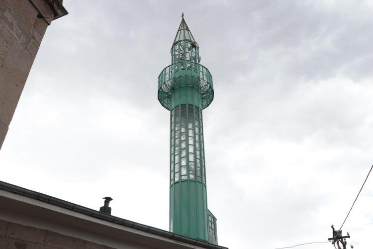 <p>Birçok yapının yöreye ait taşlar ile yapıldığı mahallede bulunan 3 caminin minaresi, mimarisiyle dikkat çekiyor. </p>
