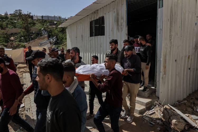 <p>Her ne kadar kabine Gazze'yi “gönüllü” olarak terk etmek isteyenlere kolaylık sağlamak üzere bir büro oluşturmuş olsa da, ülke başbakanının etnik temizliği ne kadar gerçekçi ya da arzu edilir bir hedef olarak görüp görmediği belli değil.</p>
