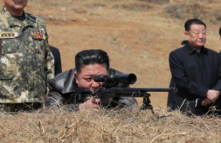 <p><strong>KİM JONG UN HEDEFİ TAM 12'DEN VURDU</strong></p>
<p>Yeni geliştirilen bir keskin nişancı tüfeğini bizzat test eden Kim, silahın performansından duyduğu memnuniyeti dile getirdi.</p>