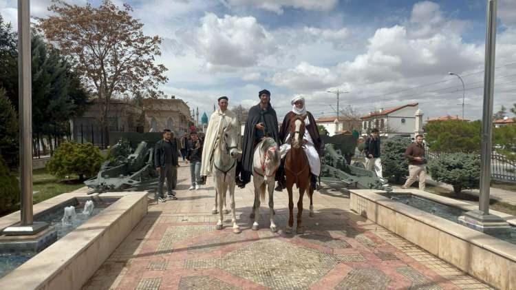 <p>Burada diğer atlıların da eşlik ettiği hacı adaylarına vatandaşlar yoğun ilgi gösterdi.</p>
<p> </p>