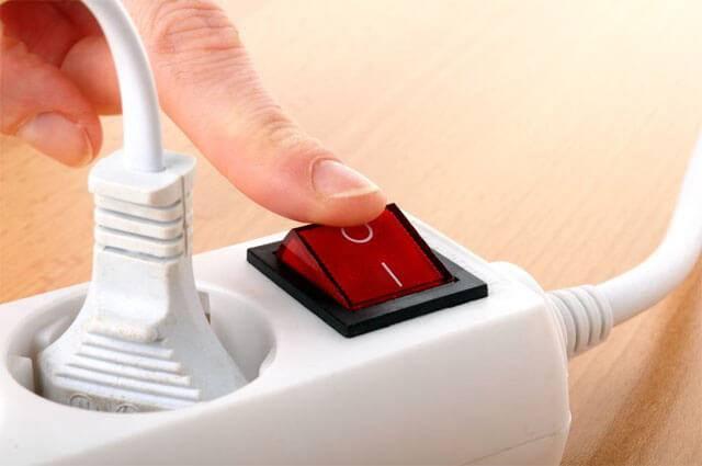 <p>Yüksek elektrik faturalarıyla başa çıkmak için karmaşık çözümler aramaya gerek yok. "<strong>Stand by</strong>" olarak da bilinen <strong>bekleme modu</strong>, elektronik cihazların tamamen kapalı olmamasına rağmen düşük güçte çalışmaya devam ettiği bir durumdur. Birçok kişi bu durumun farkında olmasa da, evdeki birden fazla bekleme modunda enerji tüketen cihazlar, elektrik faturasının kabarmasında en büyük etkendir.</p>