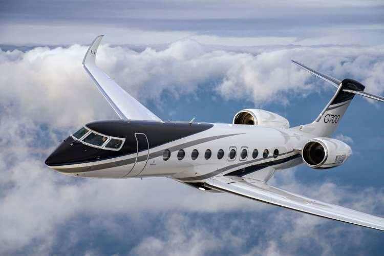 <p><strong>COVID-19 sonrası tedarik zincirinde yaşanan aksaklıklar, Dassault Falcon’un teslimatlarını geciktirirken, sektör genelinde Boeing ve Airbus gibi dev üreticiler de benzer zorluklarla karşı karşıya kaldı.</strong></p>
<p> </p>
<p>Planlamalara göre, üretim sürecinde yeni bir problem yaşanmazsa Özdemir’in Falcon 6X modelini yıl sonuna kadar teslim alması bekleniyor.</p>
<p>Fotoğraf: Gulfstream G700</p>