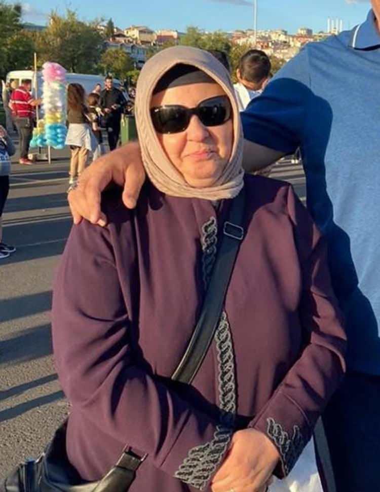 <p><span style="color:#B22222"><strong>ÖLDÜRDÜĞÜ YENGESİNİN TELEFONUNDAN MESAJ ATTI</strong></span></p>
<p>Garip, daha sonra öldürdüğü yengesinin telefonundan aynı apartmanda oturan yeğeni Bahar Tunalı'ya da mesaj atıp eve çağırdı.</p>
<p> </p>
