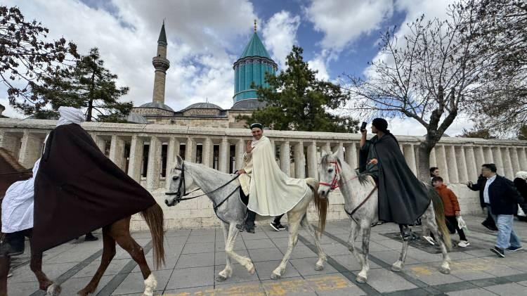 <p>Hacı adayları, 8 bin kilometrelik yolculuklarında İtalya, Slovenya, Hırvatistan, Bosna Hersek, Karadağ, Kosova, Kuzey Makedonya, Bulgaristan, Yunanistan ve Türkiye'nin ardından Suriye üzerinden Suudi Arabistan'a ulaşmayı hedefliyor.</p>
<p> </p>
